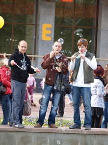 Пузырями и объятьями встретим Первомай