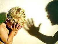 Мать-пьяница избивала малолетних дочерей за то, что они просили есть