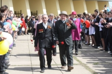 Мэр поет, ветераны плачут, школьники маршируют