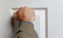 УК 'прописала' в квартире троих...