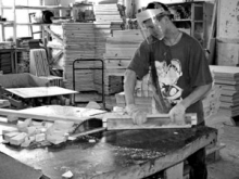 Дешевые материалы, отсутствие оборудования и кадров 