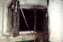 Неизвестный поджег мусор возле подъезда. 