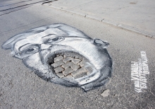 Портреты чиновников на дорожных ямах ускорили ремонт