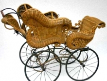 124 года назад была запатентована реверсивная детская коляска