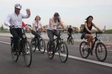 Василь Шайхразиев погонял журналистов на набережной на утренней пресс-прогулке на велосипедах