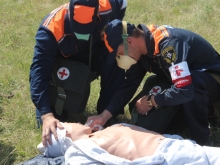 Санитары таскали раненых