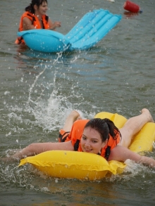 В Набережных Челнах прошел заплыв на надувных матрасах