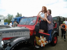 Девушки выбирали ретро-автомобили