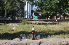 Памятник воинам-интернационалистам захламляет гуляющая молодежь