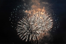 Дом 5/18 в Набережных Челнах во время салюта трясет