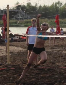 Девушки в купальниках и грязи