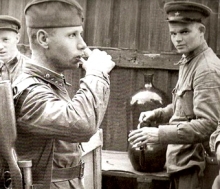 72 года назад в частях Красной Армии были введены 'наркомовские 100 грамм'