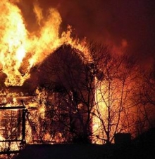 В Челнах сгорел автомобиль, а в садовых обществах - бани