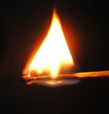 В квартире загорелось мусорное ведро в шкафу под мойкой.