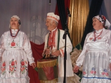 Народники спели и сплясали