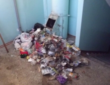 УК предлагают самим жильцам мыть полы и окна в подъездах