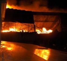 На Стройбазе в боксе сгорел грузовик