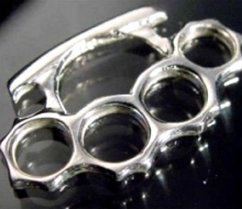 Туристы привезли в Челны кастеты из Турции.