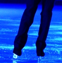 Поздравил школьников, стоя на коньках