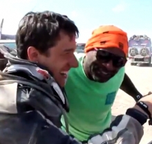 Руль выбивает пальцы на руках гонщиков Дакара