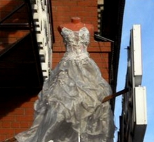 'Рекламное' свадебное платье почернело на ветру