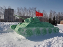 В Набережных Челнах коммунисты установили в парке Победы танк Т-34 из снега