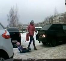 Ребенок чуть не погиб под колесами автомобиля