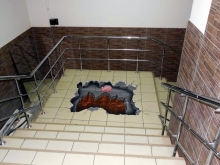 Челнинский художник 'обрушил' лестницу в торговом центре