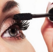 97 лет назад женщины стали подчеркивать свои глаза тушью для ресниц