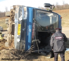 На трассе перевернулся рейсовый автобус