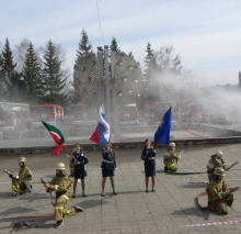 Пожарные задымили площадь перед ДК 'КАМАЗа'