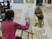 Сотрудница картинной галереи позировала художникам