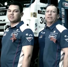 Гонщики команды 'КАМАЗ-мастер' спели песню 'День Победы'