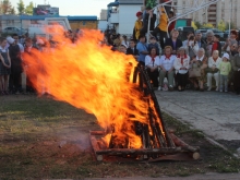 Сбор у костра, пионерские песни и 300 килограммов гуманитарной помощи