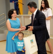 Василь Шайхразиев вручил дорогие лекарства 16 тяжелобольным детям