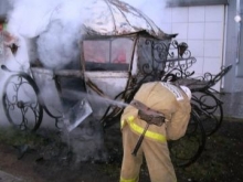 В Набережных Челнах возле ресторана «Искушение» подожгли декоративную карету