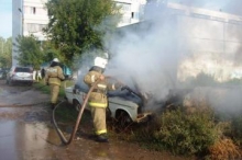 В Набережных Челнах во дворе жилого дома подожгли старые «жигули»