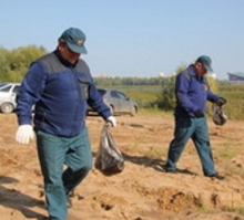 Инспекторы ГИМС очищают от мусора берег реки Камы