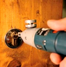 Судебные приставы получили разрешение на взлом двери через суд