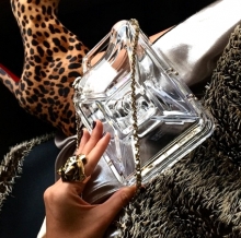 Ксения Собчак всюду ходит с канистрой