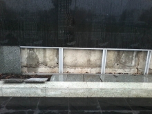 Рядом с Вечным огнем отвалилась плитка