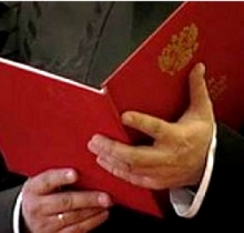 Две женщины и мужчина поколотили полицейского на Дне строителя в Набережных Челнах