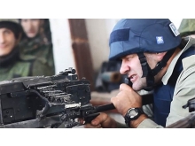 Актер Михаил Пореченков пострелял в Донбассе из пулемета, надев каску для прессы