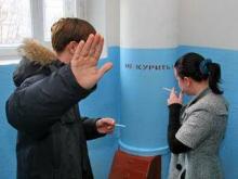 Еще девять челнинцев выплачивают штрафы от 500 до 1500 рублей за то, что они курили в подъезде 
