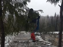 Челнинцы прошли 3 километра по тайге, чтобы прыгнуть с 45-метровой карстовой воронки