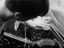 В Набережных Челнах работник автомойки украл сотовый телефон у клиентки