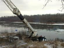 Родственник погибших в реке Сура челнинцев сам заказал автокран для подъема машины