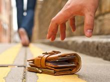 23-летний челнинец подобрал выпавший кошелек своей знакомой, но ей не вернул