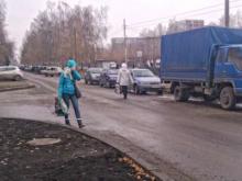 Людей вынудили ходить по автодороге