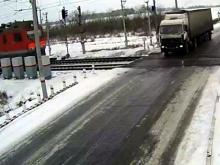 Дальнобойщик на «МАЗе» из Татарстана столкнулся с двумя поездами в Казахстане